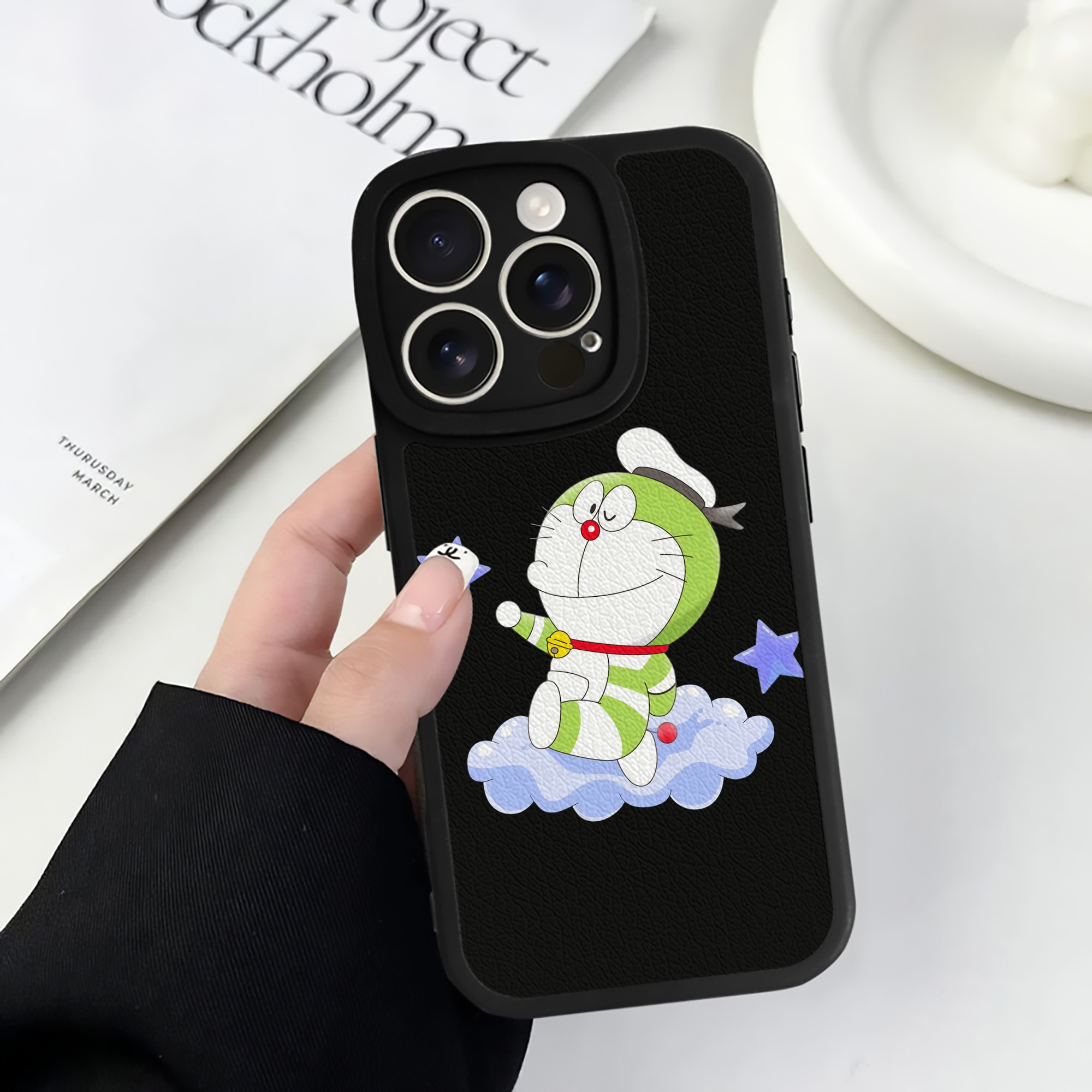 （画像用） ドラえもん Doraemon 【iPhone 16シリーズ対応】シリコンスマホケース（レザー調） 材質：シリコン